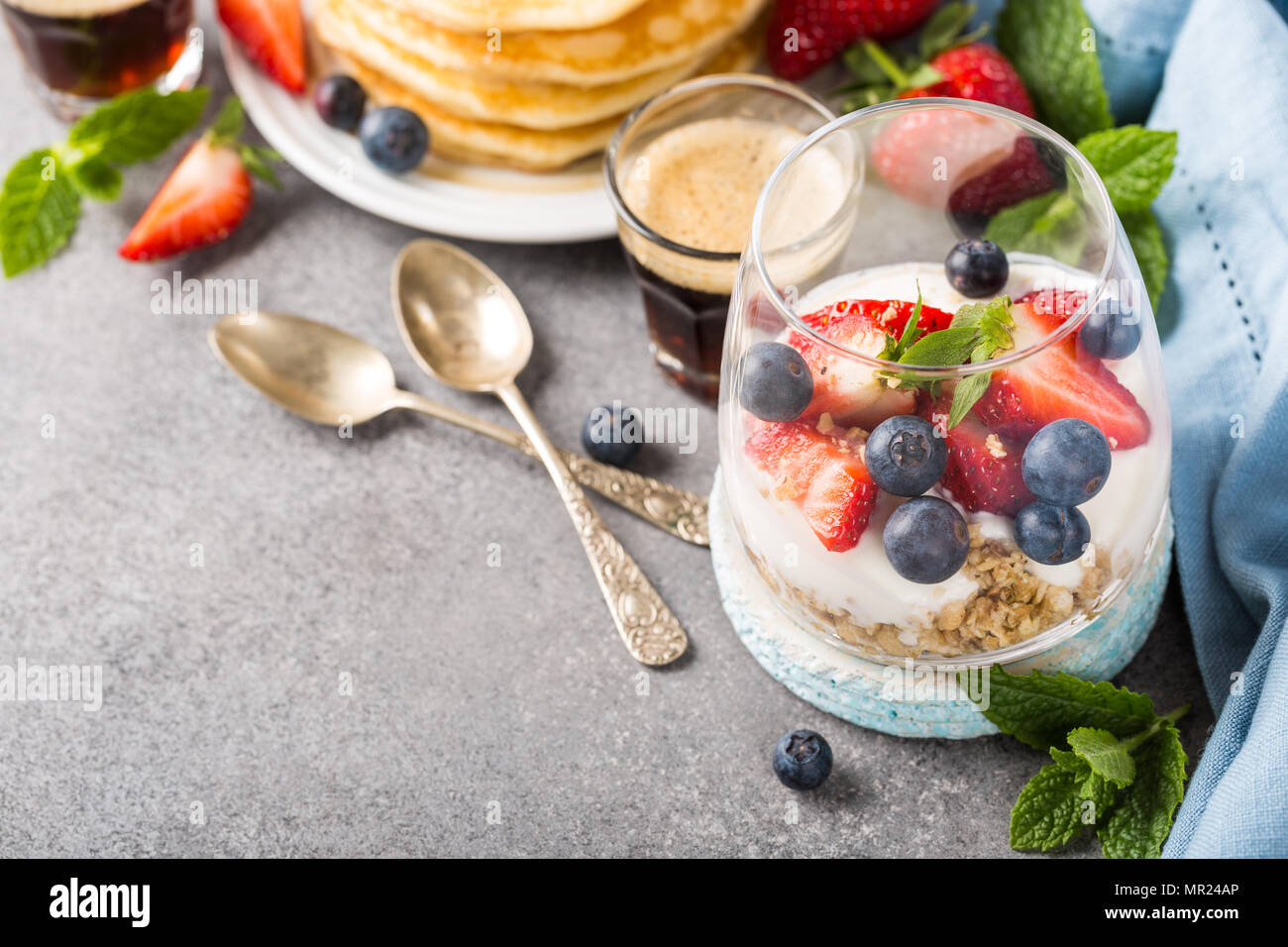 Frühstück mit Müsli, Pfannkuchen und Beeren Stockfoto
