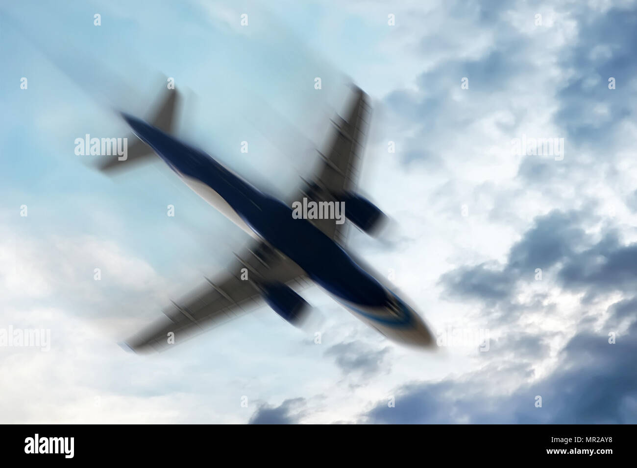 Aerophobias Konzept. Flugzeug schüttelt während der Turbulenzen fliegen mit Air Loch. Blur Bild kommerziellen Ebene schnell nach unten bewegt. Angst vor dem Fliegen. Zusammenbruch Einbruch Stockfoto