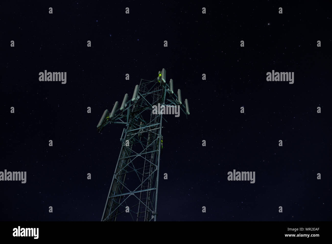 Auf der Suche nach einer Kommunikation Tower bei Nacht mit Sternen Stockfoto