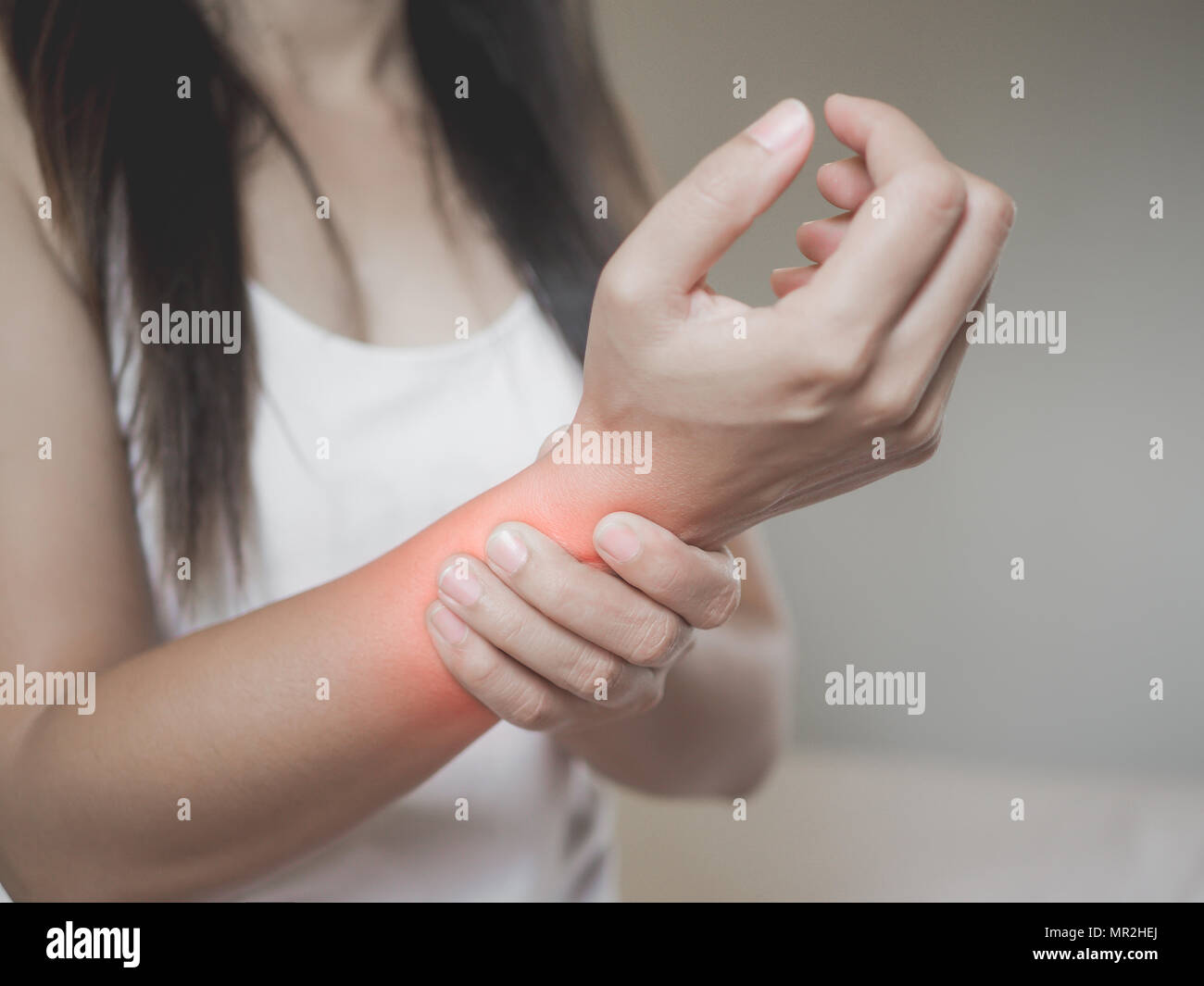 Closeup Frau hält Ihr Handgelenk Handverletzung, Gefühl, Schmerz. Gesundheit und medizinische conept. Stockfoto