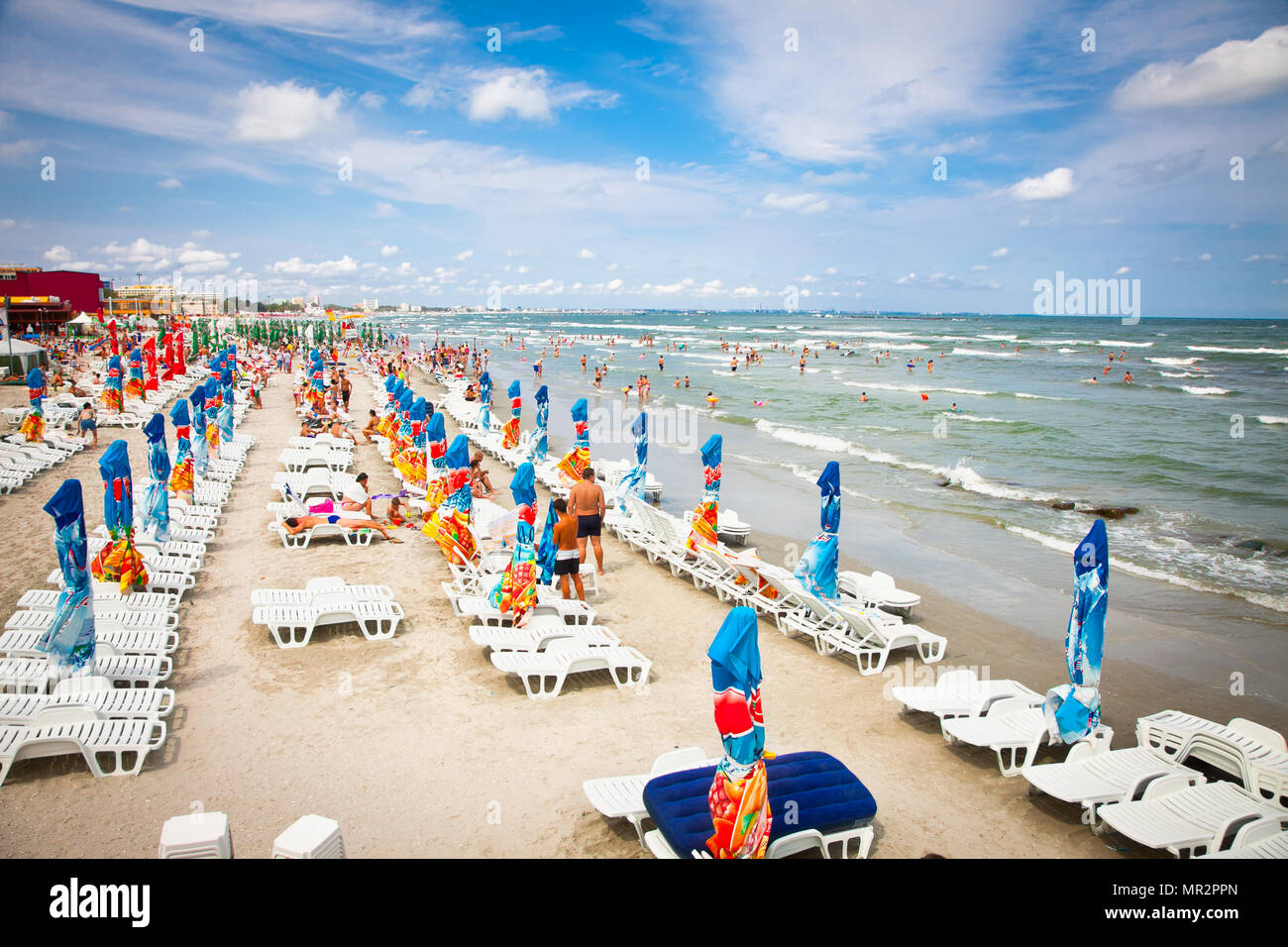 MAMAIA, Rumänien - 11. August: Schöner Strand im Sommer am 11. August 2012 in Mamaia, Rumänien. Mamaia ist einer der beliebtesten Reiseziel im Sommer in Rumänien Stockfoto