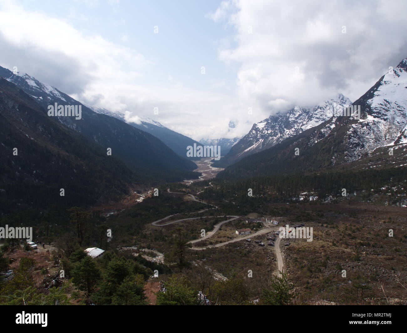 Reise nach Yumthang Tal, Sikkim, Indien, 15. APRIL 2013. Yumthang Tal, Sikkim, atemberaubende Gelände, Rhododendren und Snowline Stockfoto