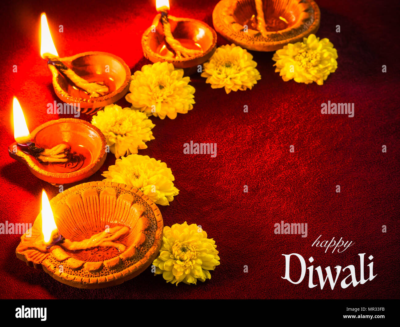 Traditionelle Ton diya Leuchten mit Blumen für Diwali Festival feiern. Stockfoto