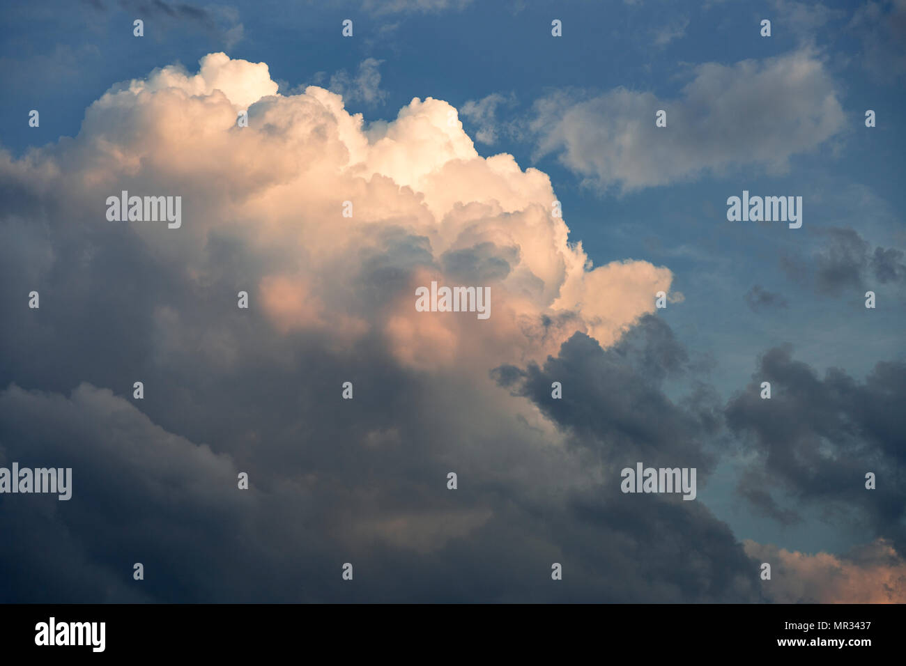 Dramatische cumulus Wolken fangen das Sonnenlicht Stockfoto