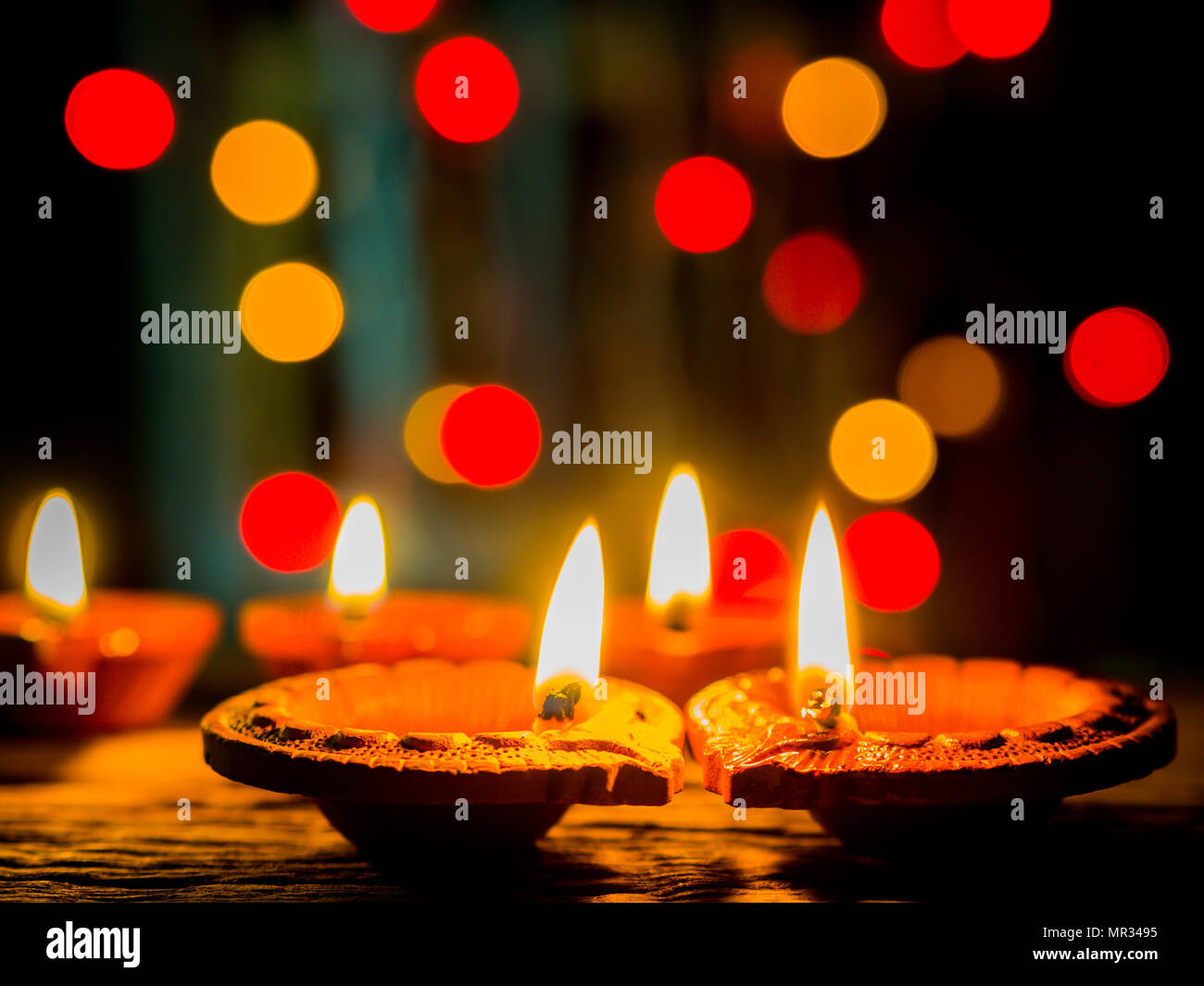 Happy Diwali - Diya Leuchten mit bokeh Hintergrund während Diwali feiern. Stockfoto