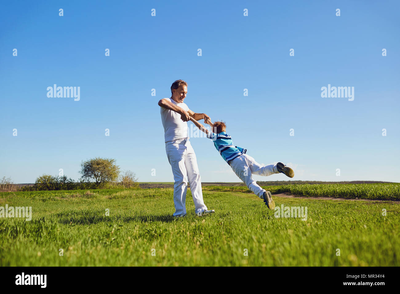 Vater und Sohn spielen in der Natur. Stockfoto