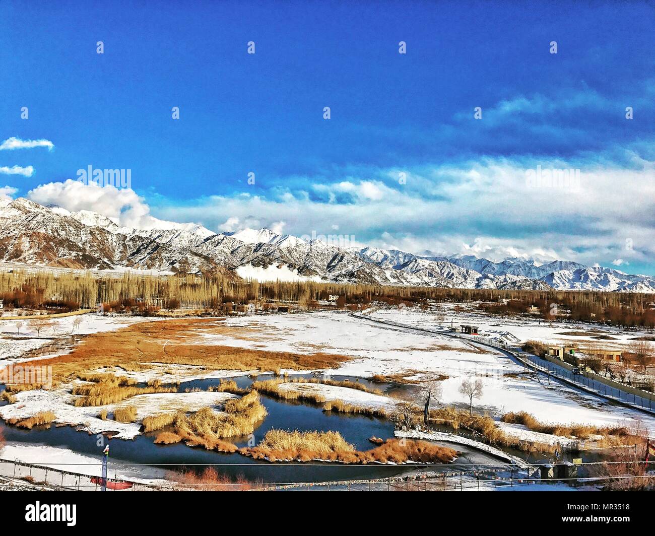 Blauer Himmel, schneebedeckte Berge von Ladakh Range mit Blau funkelt. Stockfoto