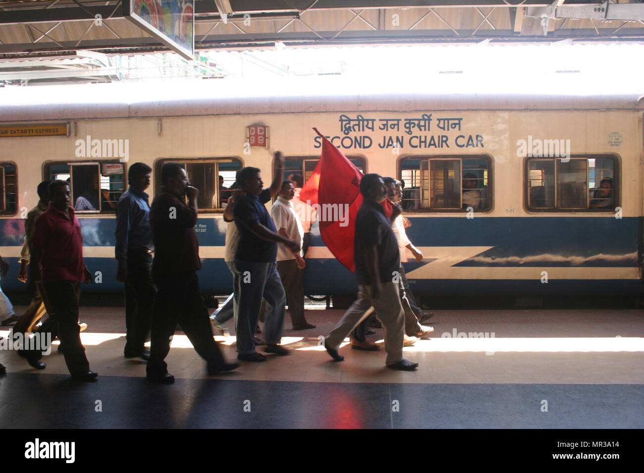 Demonstranten in Trivandrum Bahnhof mit Tran im Hintergrund, Trivandrum, Indien Stockfoto