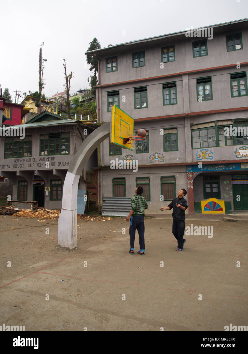 Tibetische Flüchtlingskinder aus Tibet in Flüchtlingslager. Darjeeling, Sikkim, Indien, 16. APRIL 2013. Stockfoto