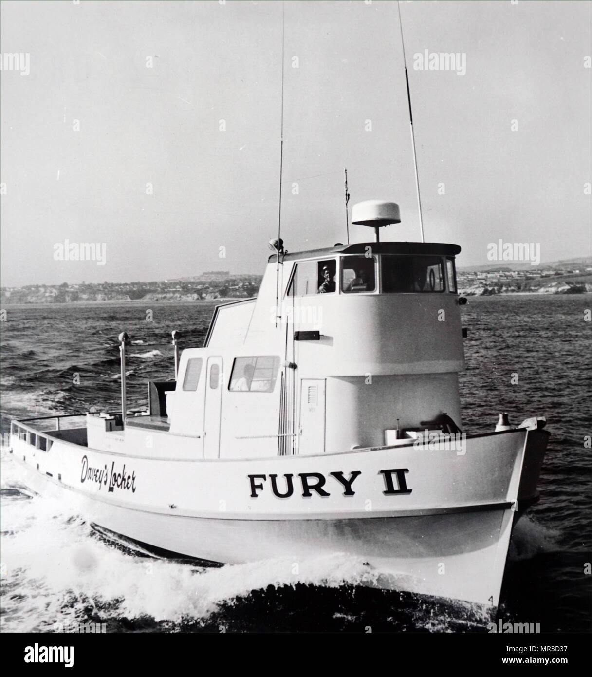 Foto, die Antenne für den neuen Raytheon Radar, Wetter - versiegelt 30-Zoll Kunststoff Dome hier gezeigt über Pilot House der Fury II von Newport Beach, Kalifornien installiert. In der Kuppel ist ein leichtes Aluminium Antenne, in die ein 3.500-Watt Magnetron pumpen seine ausgehende Signal. Die Antenne wiegt nur 43 kg und ist auf die Anzeige unter Deck durch ein einziges Kabel verbunden. Vom 20. Jahrhundert Stockfoto