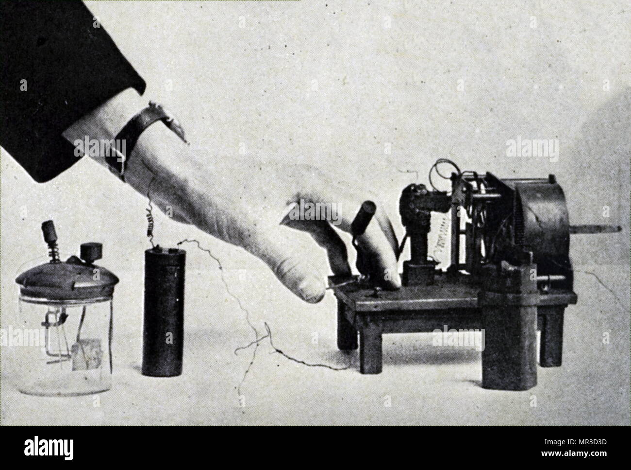 Foto von, was gedacht wird, die erste drahtlose eingestellt werden erfunden von David Edward Hughes. David Edward Hughes (1831-1900) die britisch-amerikanische Erfinder, praktische Experimenter, und Professor für Musik für seine Arbeit auf dem Drucksystem Fernschreiber und das Mikrofon bekannt. Vom 19. Jahrhundert Stockfoto