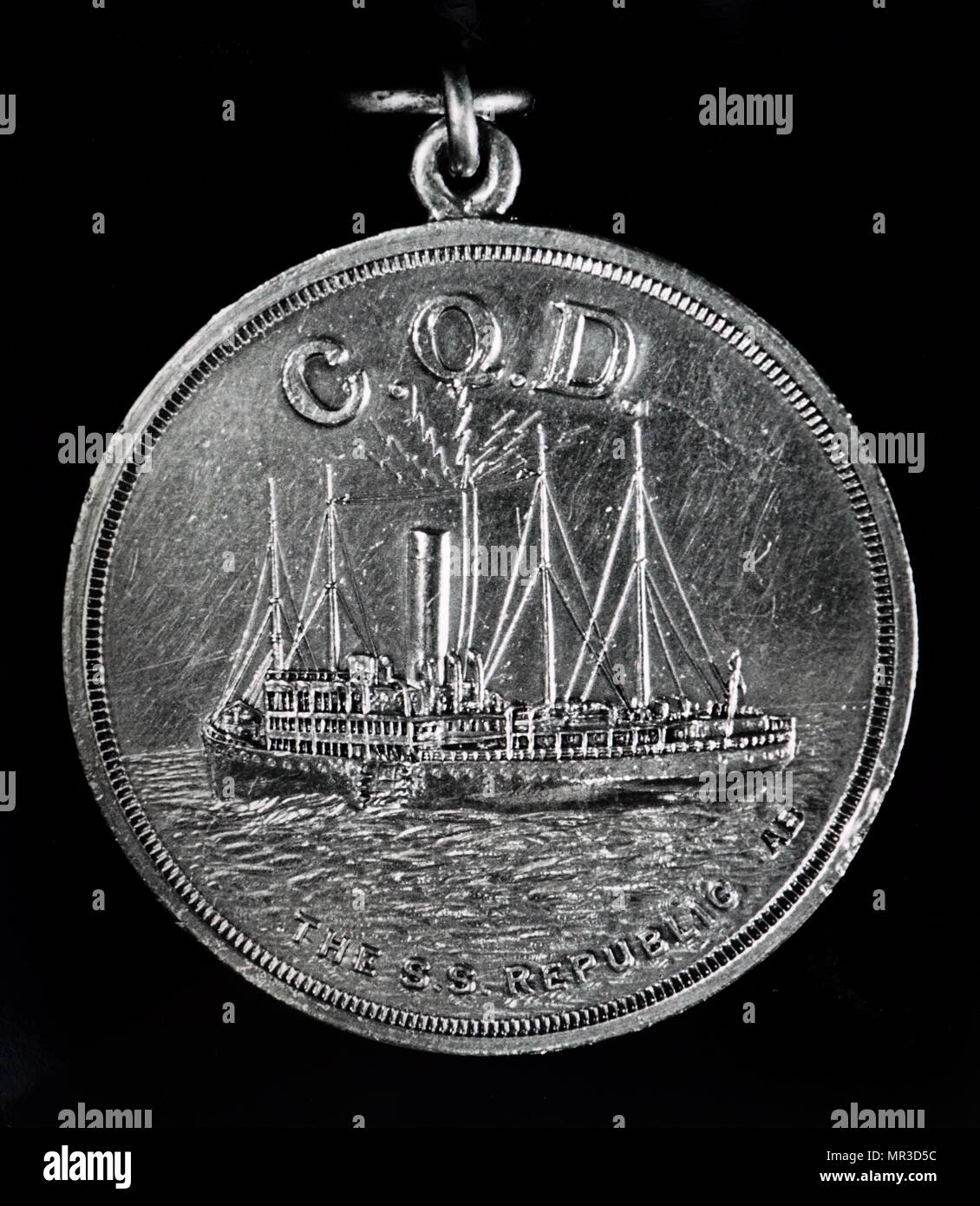 Gedenkmedaille der Darstellung der SS Republik eine sendende Radio Signal für Hilfe. Am 23. Januar 1909 Die 15.000 Tonne Republik der italienischen Schiff" Struck Florida Auswanderer vor der Ostküste der USA, die im Nebel. Die Republik wurde mit einem Radio, die der Netzbetreiber, ein Notsignal senden aktiviert ist. Die Reaktion der Schiffe in der Gegend war, dass alle 1.700 Menschen auf den beiden Schiffen gerettet wurden. Vom 20. Jahrhundert Stockfoto