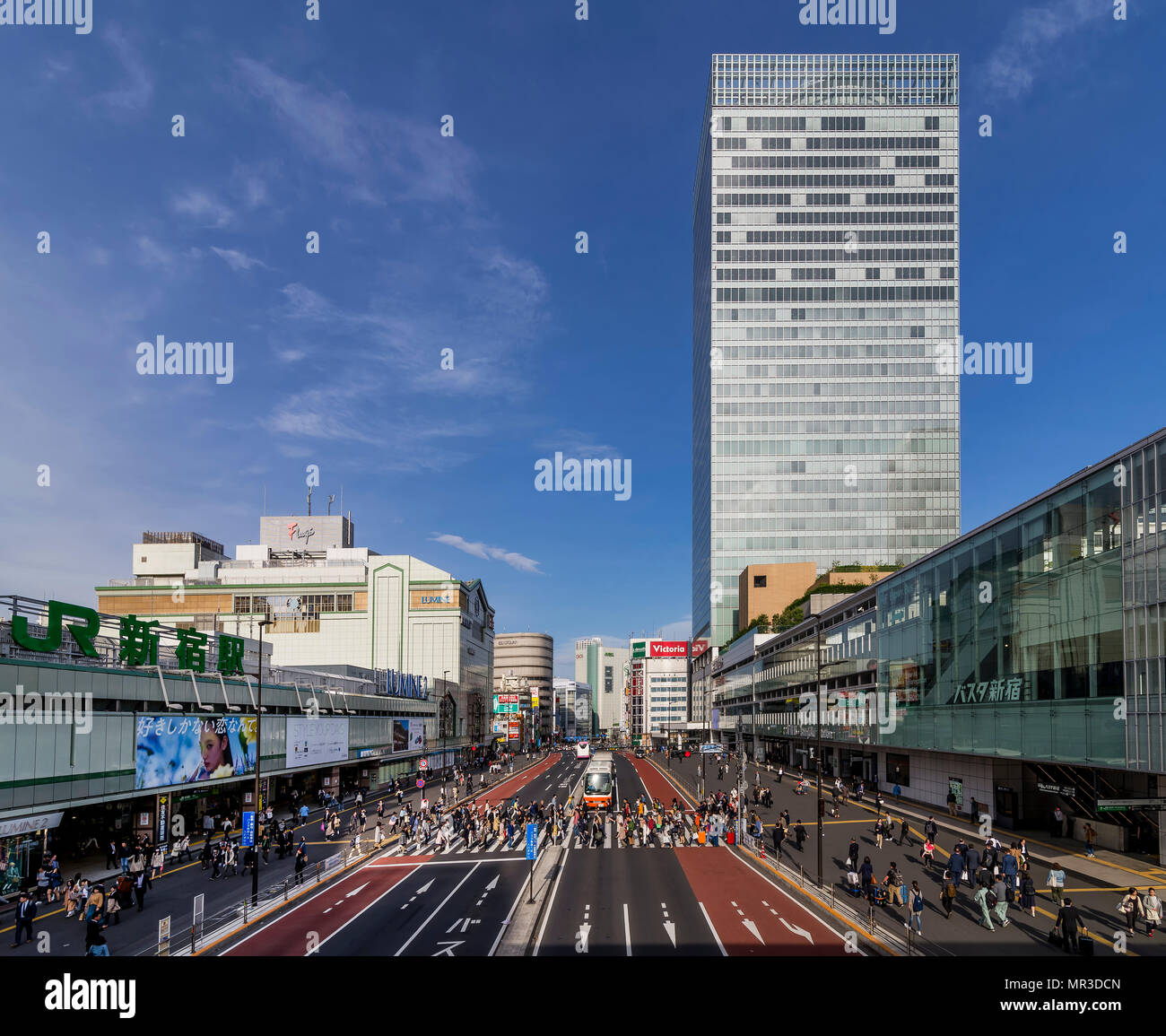 Wunderschöne Aussicht auf die Gegend um Bahnhof Shinjuku in Tokio, Japan, am Nachmittag Licht an einem sonnigen Tag leuchtet Stockfoto Wunderschöne Aussicht auf die Gegend um Bahnhof Shinjuku in Tokio, Japan, am Nachmittag Licht an einem sonnigen Tag leuchtet Stockfoto