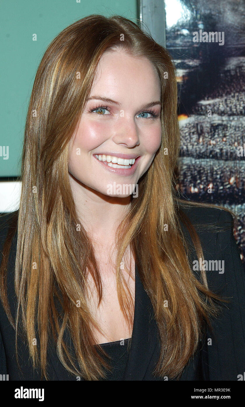 Kate Bosworth anreisen, bei der Premiere von "Der Herr der Ringe: Die zwei Türme" am Cineramadome Theater in Los Angeles. Dezember 15, 2002 BosworthKate 73 Red Carpet Event, Vertikal, USA, Filmindustrie, Prominente, Fotografie, Bestof, Kunst, Kultur und Unterhaltung, Topix Prominente Fashion/Vertikal, Besten, Event in Hollywood Leben - Kalifornien, Roter Teppich und backstage, USA, Film, Stars, Film Stars, TV Stars, Musik, Promis, Fotografie, Bestof, Kunst, Kultur und Unterhaltung, Topix, headshot, vertikal, eine Person aus dem Jahr 2002, Anfrage ts Stockfoto