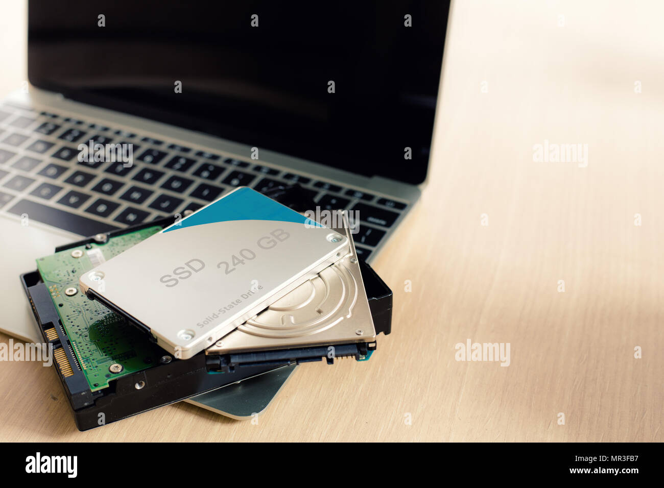 SSD und Laptop, Solid-State-Festplatte mit SATA 6 Gb Anschluss Stockfoto