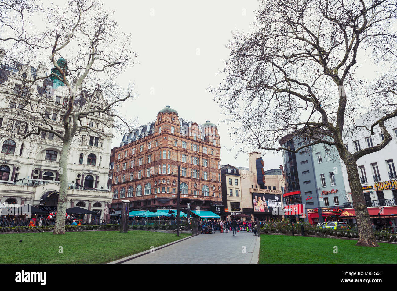 London, UK - April 2018: Alte Gebäude mit Geschäften, Restaurants und Unterhaltungsmöglichkeiten rund um den Leicester Square, London Stockfoto