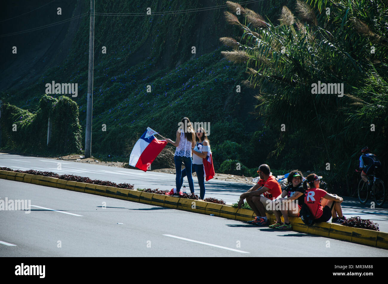 LIMA, PERU - 22. APRIL 2018: Ironman 70.3. Öffentliche Zuschauer sein Land oder verwandten Unterstützung im Rennen Stockfoto