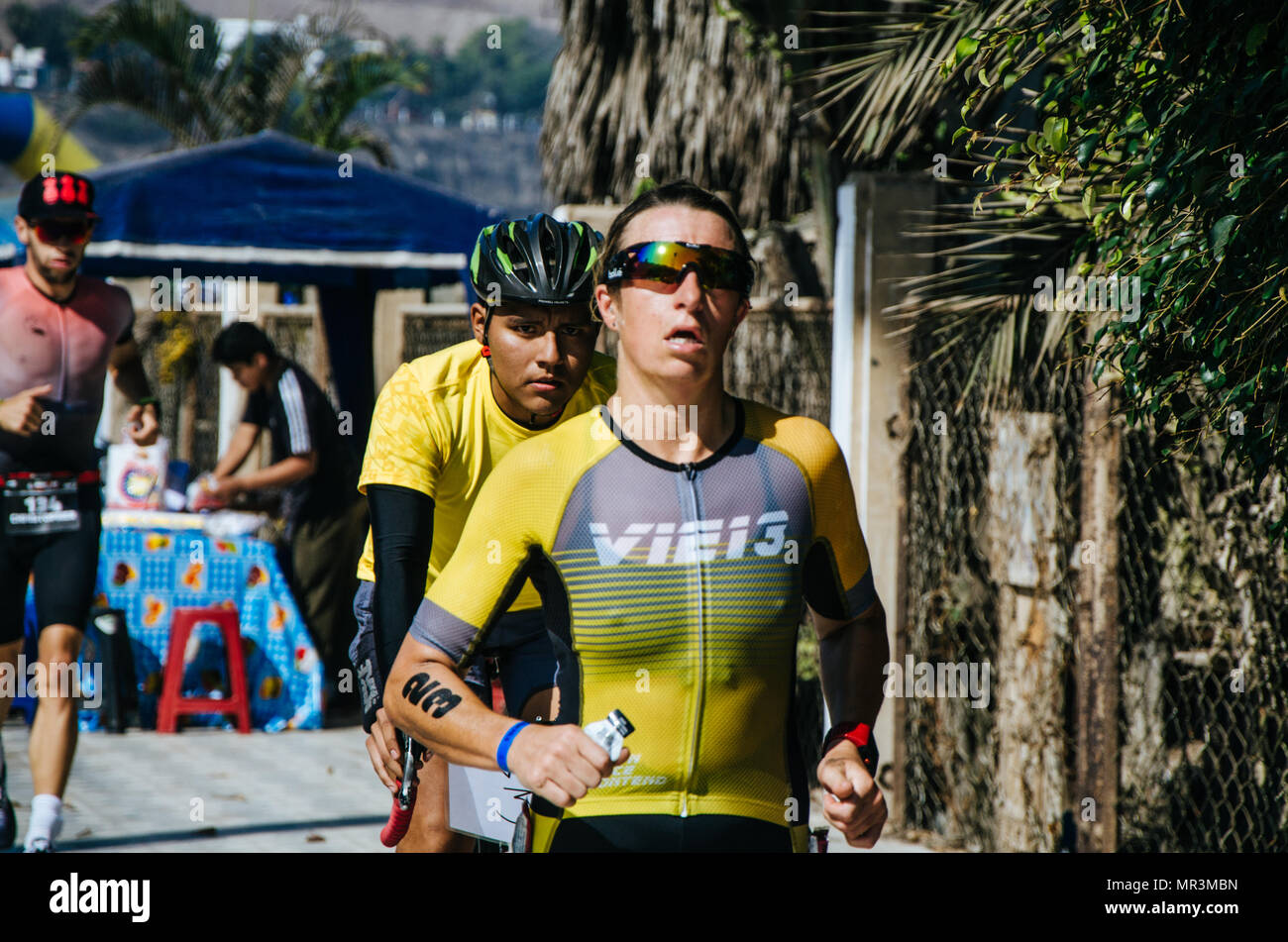 LIMA, PERU - 22. APRIL 2018: Ironman 70.3. Und schließlich die Athleten in die letzte Stufe dieser großen Konkurrenz, das ist das laufende Rennen Stockfoto