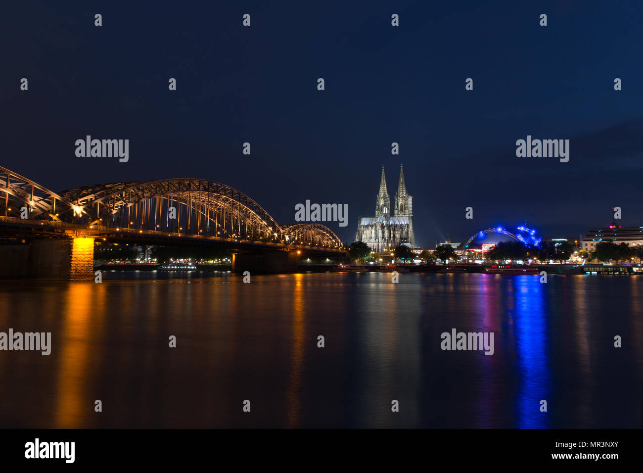 Köln, Deutschland - 23. Mai 2018: die Hohenzollernbrücke, der Kölner Dom und Musical Dome in der Dämmerung Stockfoto