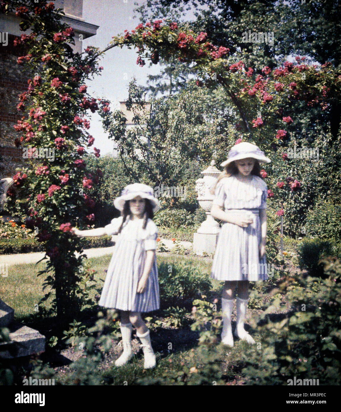 Zwei Mädchen in einem Garten, 1908. in Autochrome Lumière, eine frühe Farbfotografie Prozess fotografiert. 1903 patentiert durch die Brüder Lumière in Frankreich und zum ersten Mal in 1907 vermarktet, es war die wichtigste Farbe fotografie Prozess im Einsatz vor dem Aufkommen der subtraktiven Farbfilm in der Mitte der 1930er Jahre Stockfoto