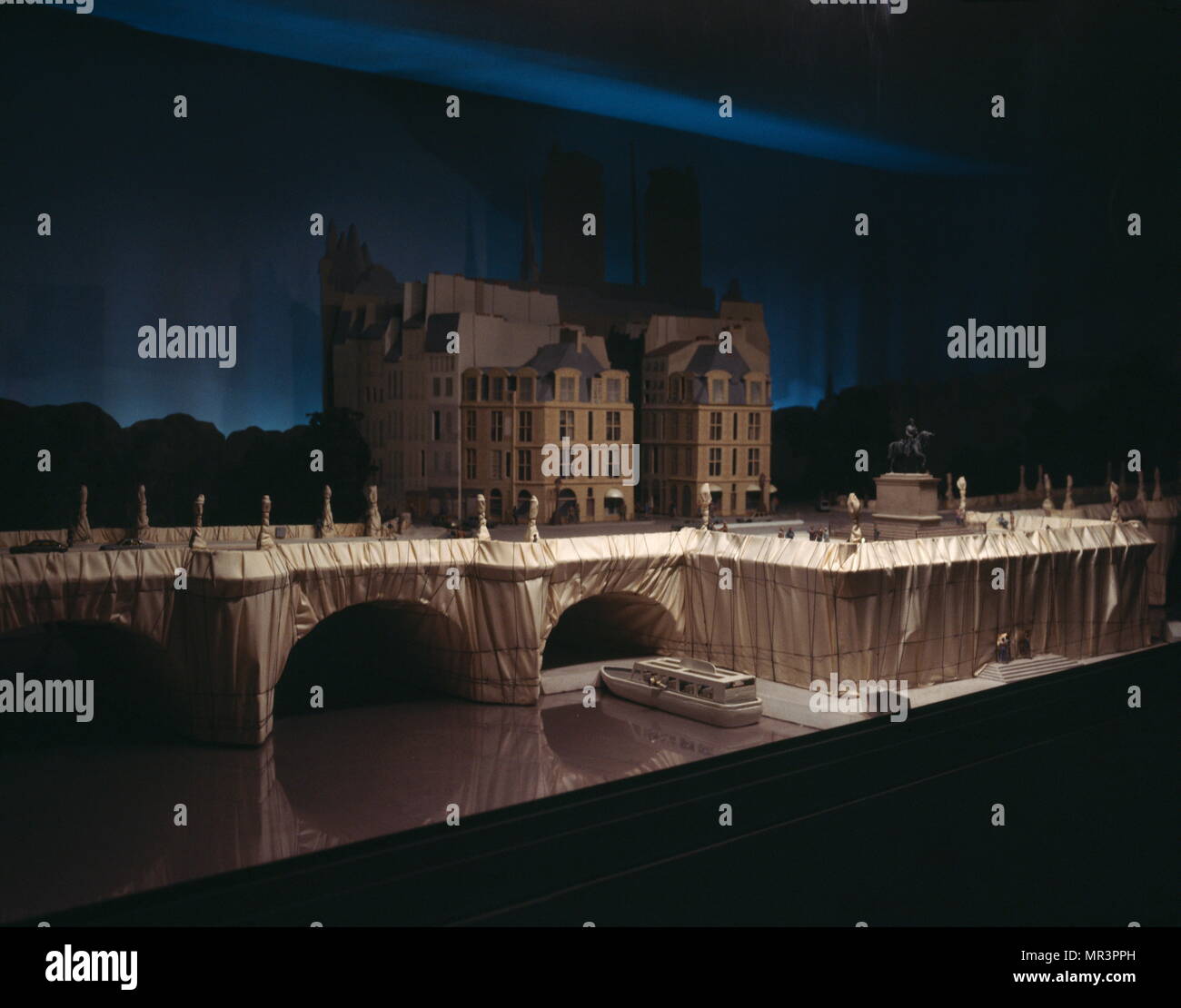 Christo Modell für die Einbalsamierung der Pont Neuf, Paris, 1984. Vladimirov Javacheff Christo und Jeanne-Claude waren ein Ehepaar, erstellt die Umwelt Kunst Christo und Jeanne-Claude am gleichen Tag geboren waren, Juni 13, 1935; Christo in Gabrovo, Bulgarien, und Jeanne-Claude in Marokko Stockfoto