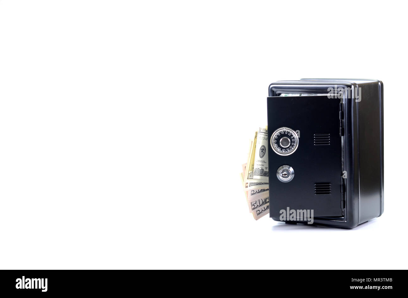 Sparen Sie Ihr Geld, Stahl Safe mit Geld, auf weißem Hintergrund, Geld versicherung Konzept Stockfoto