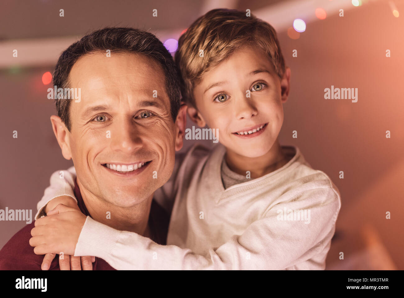 Schön niedlich Junge seinen Vater umarmt Stockfoto