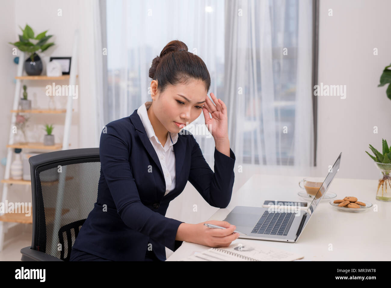 Jungen asiatischen Geschäftsfrau mit müde Augen und Kopfschmerzen. Stockfoto