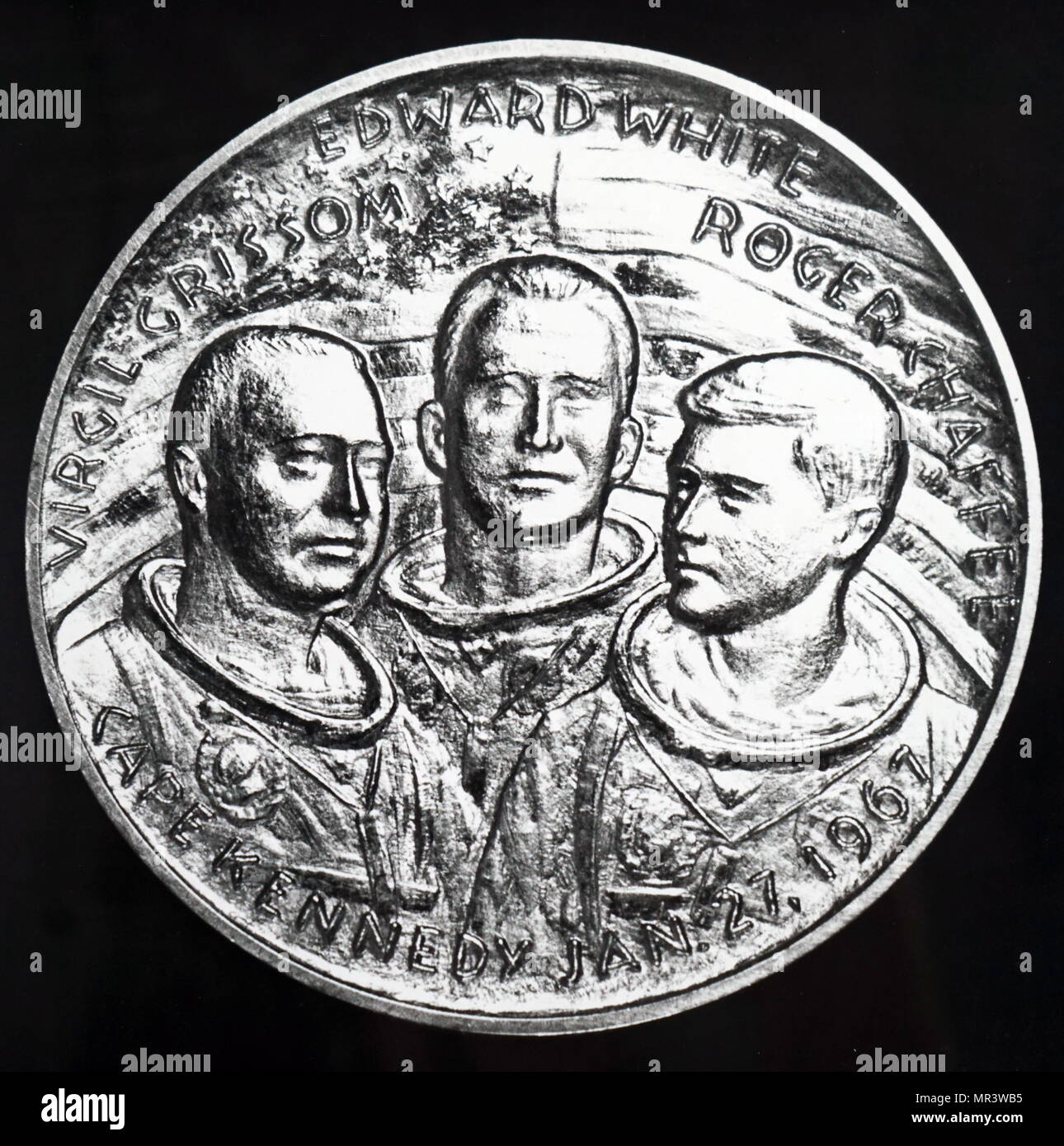 Medaille zum Gedenken an die Crew von Apollo 1, alle drei Besatzungsmitglieder - Befehl Pilot Virgil I. "Gus" Grissom, Senior Pilot Edward H. Weiß II, und der Pilot Roger B. Chaffee während einer Markteinführung Probe testen. Vom 20. Jahrhundert Stockfoto