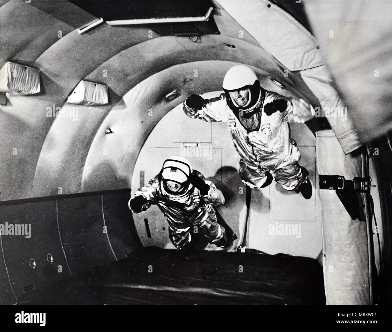 Foto während der Überprüfung der Raumanzug genommen. Der Ingenieur in der Forschung Labor der Republic Aviation Corporation, New York, Prüfung entspricht in der Entwicklung für den Einsatz in den USA Apollo Mission. Vom 20. Jahrhundert Stockfoto