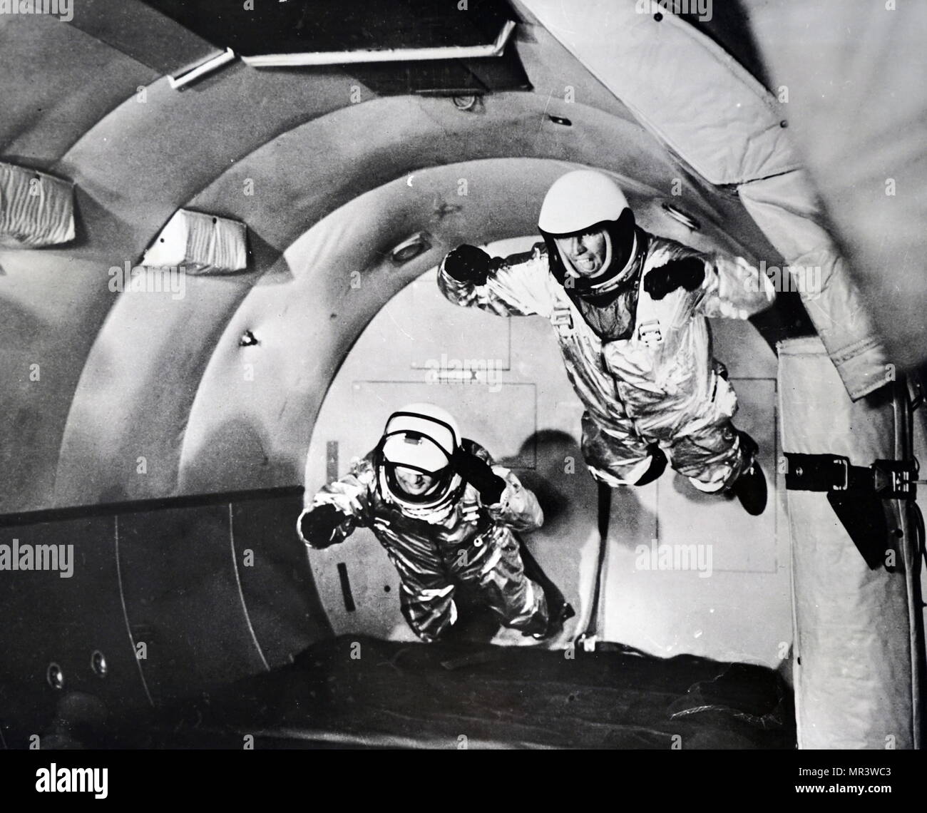 Foto der Sigma 7 untergebracht, die Mitglieder des Fahrpersonals von Mercury-Atlas 8, gehisst werden an Bord der USS Kearsarge. Vom 20. Jahrhundert Stockfoto