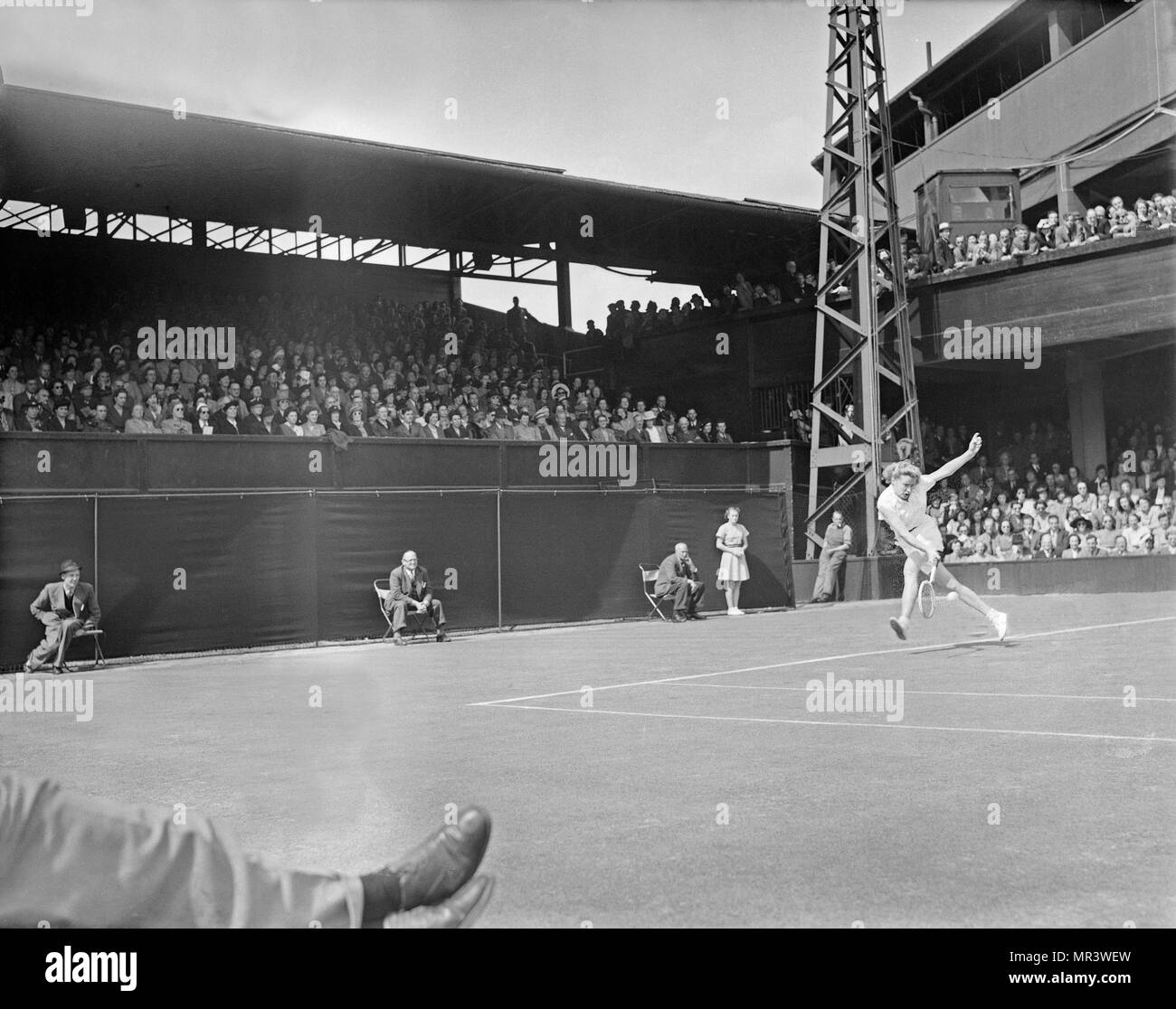 14. Juni 1946. Nach der Wiederaufnahme des Tennis in Wimbledon im Jahre 1946, nach dem Krieg. Fräulein Pauline Betz, US-amerikanischer Tennisspieler, in ihrem Spiel gegen Frau E. W. A. Rostock aus England. Stockfoto