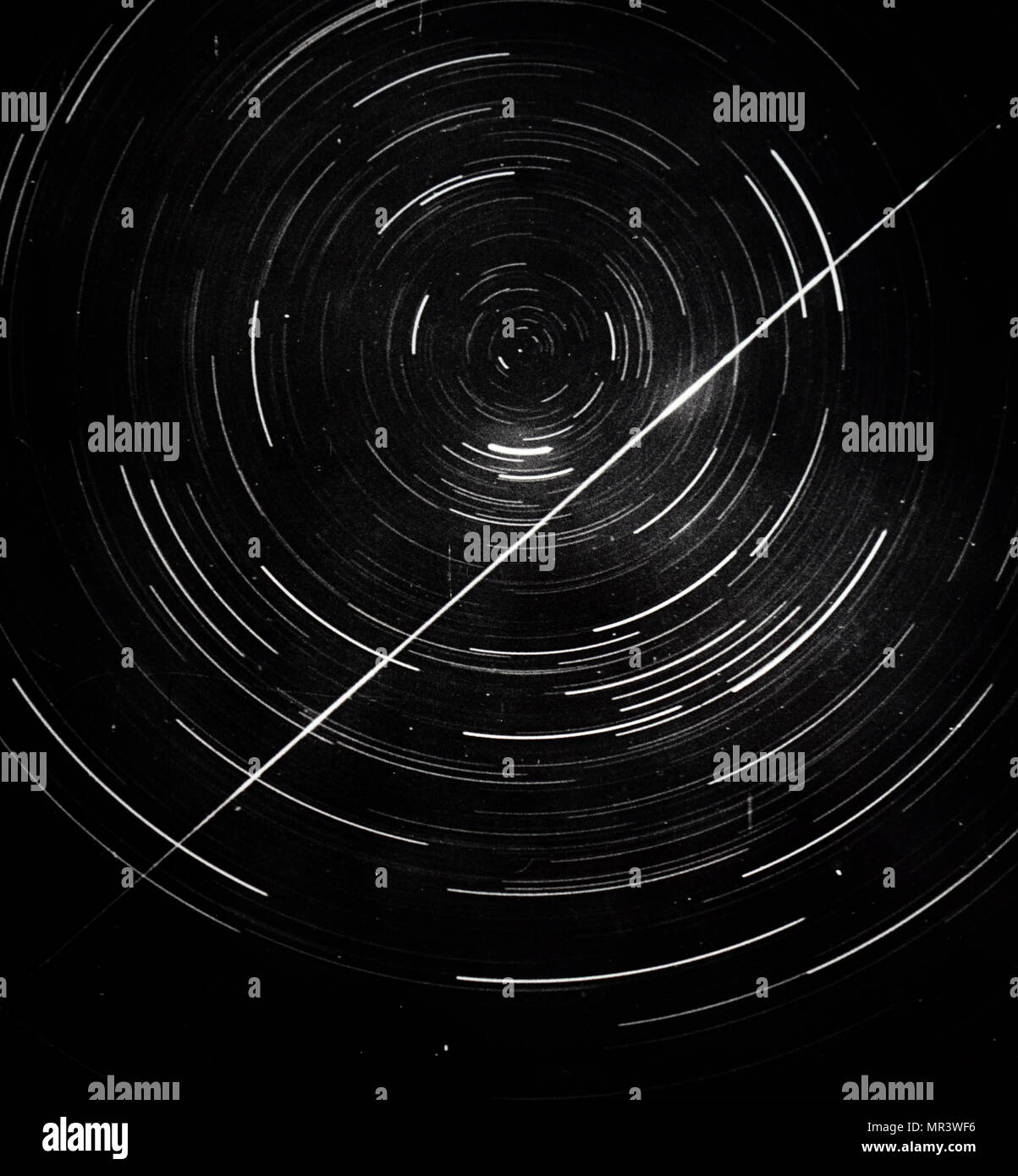 Lange Belichtung Foto einer Zirkumpolare Sterne, zeigt auch ein Meteor Trail. Vom 20. Jahrhundert Stockfoto