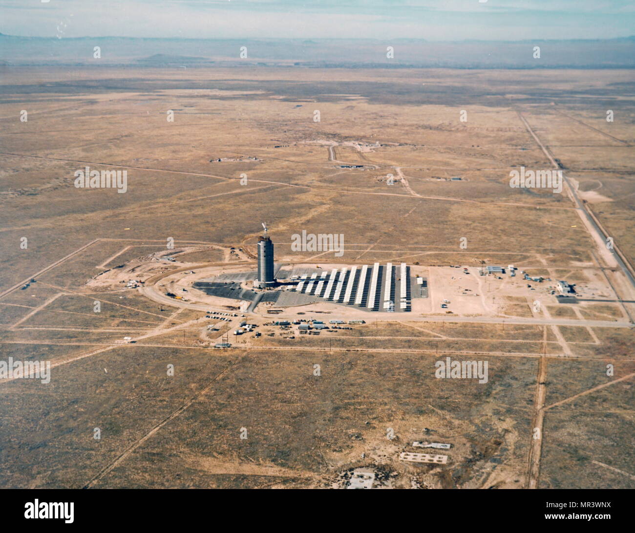 Farbe luftaufnahme des US-Ministeriums für Energie Solar Thermal Test Facility bei Scandia Laboratories. Vom 20. Jahrhundert Stockfoto