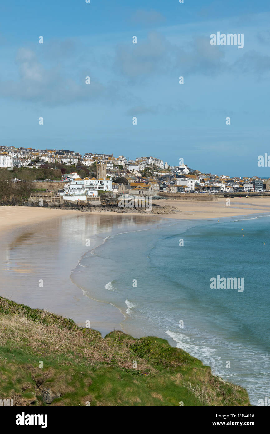 Blick von der South West Coast Path über Porthminster Richtung St Ives, Cornwall, Großbritannien Stockfoto