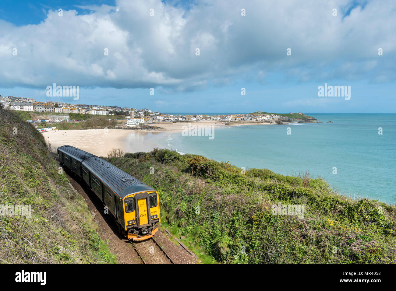 Die malerischen Küsten Bahnstrecke zwischen St und St Ives, Cornwall, Großbritannien Stockfoto