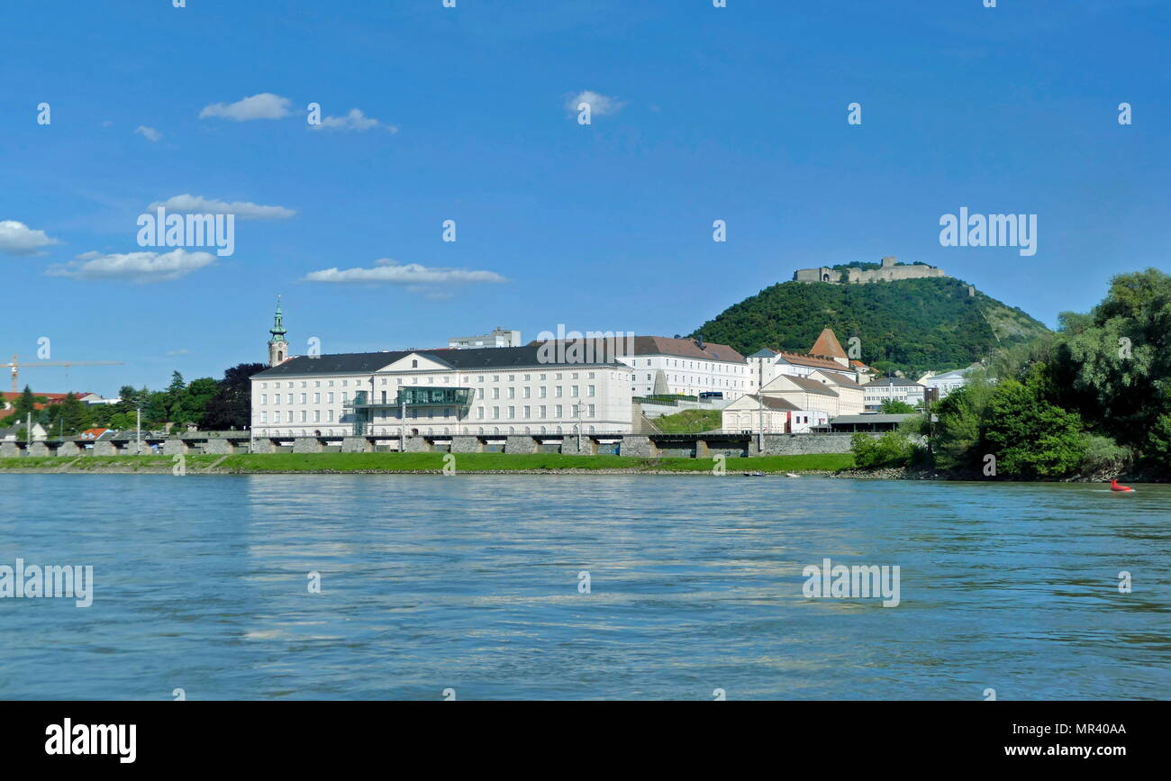 Foto von Hainburg an der Donau, eine Stadt im Bezirk Bruck an der Leitha, Niederösterreich, Österreich. Die ersten Siedler in der Gegend waren die Illyrer und Kelten, die auf den Braunsberg Hill lebte. 1709, Graf Löwenberg die mittelalterliche Burg wieder aufgebaut. Vom 21. Jahrhundert Stockfoto