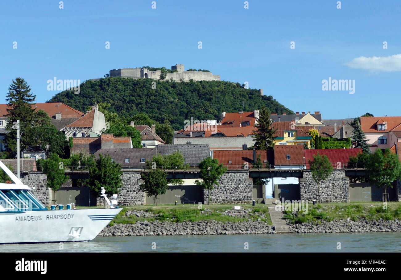 Foto von Hainburg an der Donau, eine Stadt im Bezirk Bruck an der Leitha, Niederösterreich, Österreich. Die ersten Siedler in der Gegend waren die Illyrer und Kelten, die auf den Braunsberg Hill lebte. 1709, Graf Löwenberg die mittelalterliche Burg wieder aufgebaut. Vom 21. Jahrhundert Stockfoto