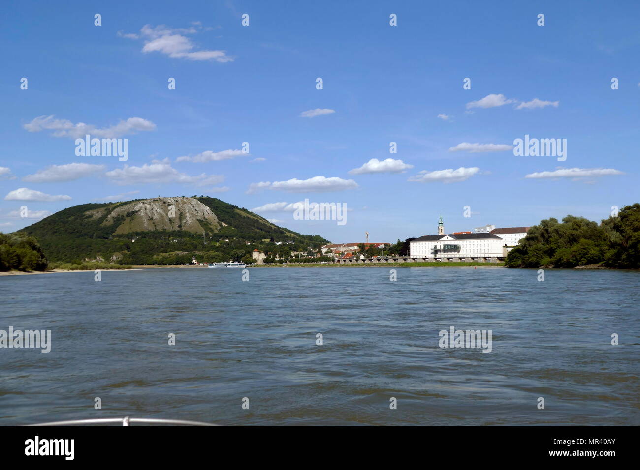 Foto von Hainburg an der Donau, eine Stadt im Bezirk Bruck an der Leitha, Niederösterreich, Österreich. Die ersten Siedler in der Gegend waren die Illyrer und Kelten, die auf den Braunsberg Hill lebte. 1709, Graf Löwenberg die mittelalterliche Burg wieder aufgebaut. Vom 21. Jahrhundert Stockfoto