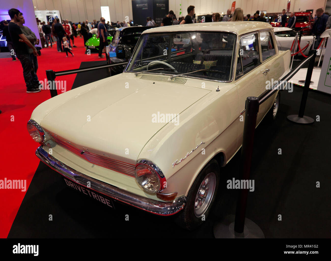 Richard Hammond S 1963 Opel Kadett Die Er In Den Oberen Gang Botswana Spezielle Fuhr Auf Der Drivetribe Stand Der London Motor Show 18 Stockfotografie Alamy