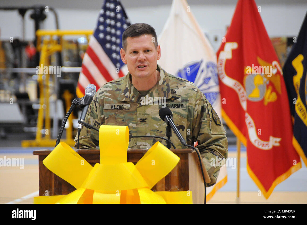 Oberst Martin F. Klein, Kommandeur der US-Armee-Support-Aktivitäten Fort Dix und stellvertretender Kommandeur der gemeinsamen Basis McGuire-Dix-Lakehurst, New Jersey, liefert Bemerkungen während der Oberst Jack H. Griffith Jr. Memorial Field House neu Eröffnung Mai 5 nach einer 5-Monats $750.000 Transformation. Zusätzlich erhalten eine neue Turnhalle Boden und Laufstrecke, das Feld-Haus jetzt verfügt über energieeffiziente Beleuchtung und ist konform mit dem Americans with Disabilities Act. Colonel Griffith diente als Stabschef des Fort Dix von März 1984 bis zu seinem Tod durch Krebs im Dezember 1986. Er wurde beauftragt, als eine Stockfoto