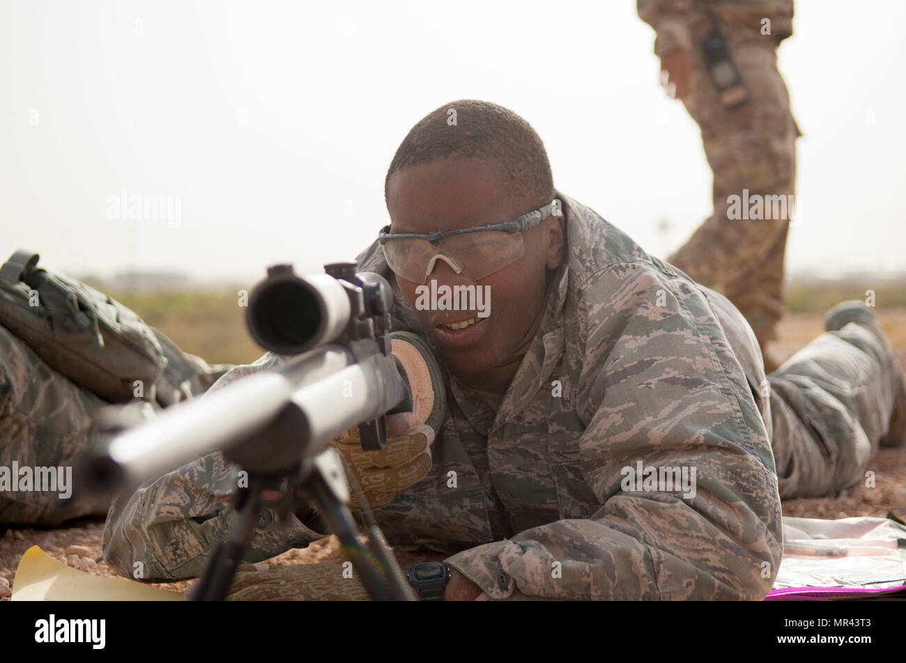 Staff Sgt Julius Taylor, Ramstein Airbase, 435. Sicherheit Kräfte Geschwader zugewiesen beteiligt sich an einen Reichweitentest Einschätzung Qualifikation im Dona Ana Reihe Complex 25. April 2017. Taylor ist die Ausbildung zu einer Luftwaffe Scharfschützen im Wüste Verteidiger Boden Bereitschaft Combat Training Center in Fort Bliss, Texas. (Air National Garde Foto G. Salazar Staff Sgt Agustin) Stockfoto