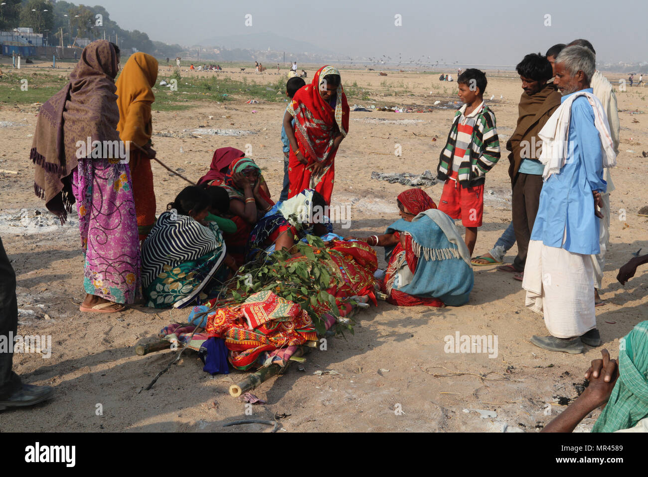 Indien, Bihar, Gaya, eine trauernde Familie trauern über den Körper eines verstorbenen Verwandten vor der Einäscherung. Stockfoto