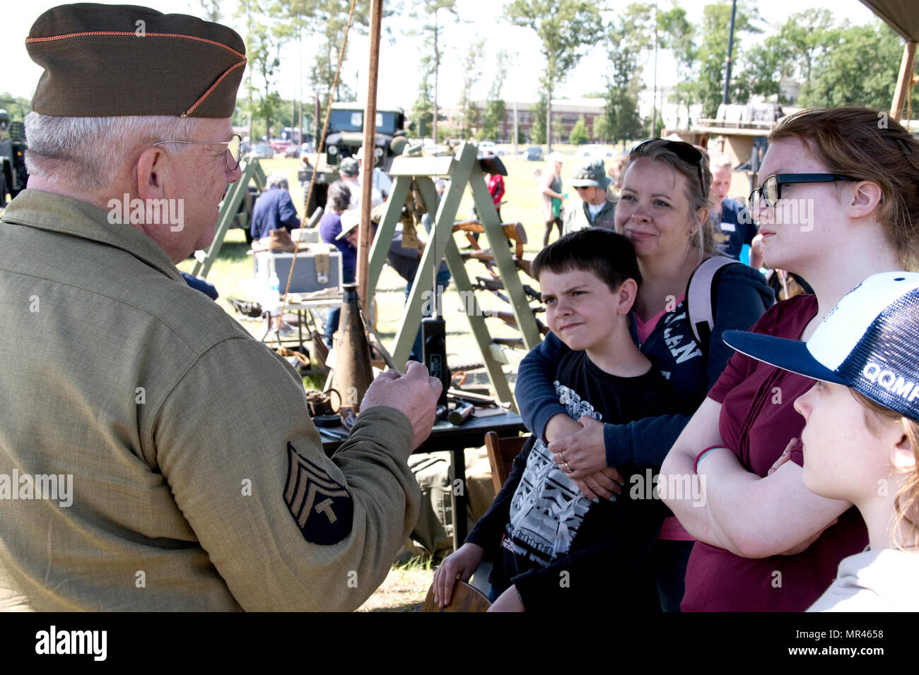 Bruce Cotner, Schatzmeister der militärischen Timeline zeigt WWII Werkzeuge und Geräte gleichzeitig Militärgeschichte zu Besucher während der South Carolina National Guard Luft und Boden Expo, 6. Mai McEntire Joint National Guard Base, South Carolina. Diese Messe ist eine kombinierte Waffen-Demonstration der Fähigkeiten der South Carolina National Guard und Soldaten beim sagen Danke für die Unterstützung der Kolleginnen und Kollegen SüdCarolinians und den umliegenden Gemeinden präsentiert. (South Carolina Nationalgarde Foto von Sgt. Brad Schwuchtel, 108. Public Affairs-Abteilung) Stockfoto