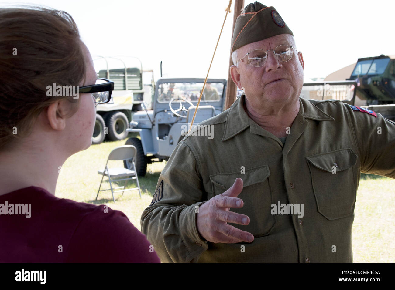 Bruce Cotner, Schatzmeister der militärischen Timeline zeigt WWII Werkzeuge und Geräte gleichzeitig Militärgeschichte zu Besucher während der South Carolina National Guard Luft und Boden Expo, 6. Mai McEntire Joint National Guard Base, South Carolina. Diese Messe ist eine kombinierte Waffen-Demonstration der Fähigkeiten der South Carolina National Guard und Soldaten beim sagen Danke für die Unterstützung der Kolleginnen und Kollegen SüdCarolinians und den umliegenden Gemeinden präsentiert. (South Carolina Nationalgarde Foto von Sgt. Brad Schwuchtel, 108. Public Affairs-Abteilung) Stockfoto