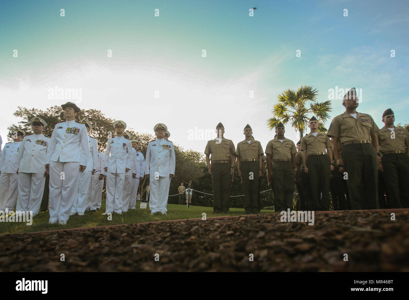 DARWIN, Australien-US-Marines mit Marine Rotations Kraft Darwin und Australian Defence Force Service-Mitglieder stehen in Formation während einer Gedenkfeier zu Ehren des Dienst der amerikanischen und australischen Truppen während der Schlacht im Korallenmeer, 7. Mai 2017. Die Schlacht fand vom 4. bis 8. Mai 1942, wurde zwischen der kaiserlichen japanischen Marine und Marine und Luftwaffe aus den Vereinigten Staaten und Australien. (Foto: U.S. Marine Corps Sgt. Emmanuel Ramos) Stockfoto