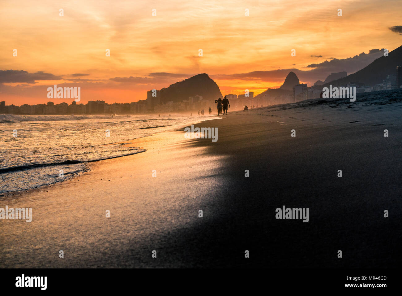 Ein wirklich awespiring Sonnenuntergang an der Copacabana, Rio de Janeiro Stockfoto