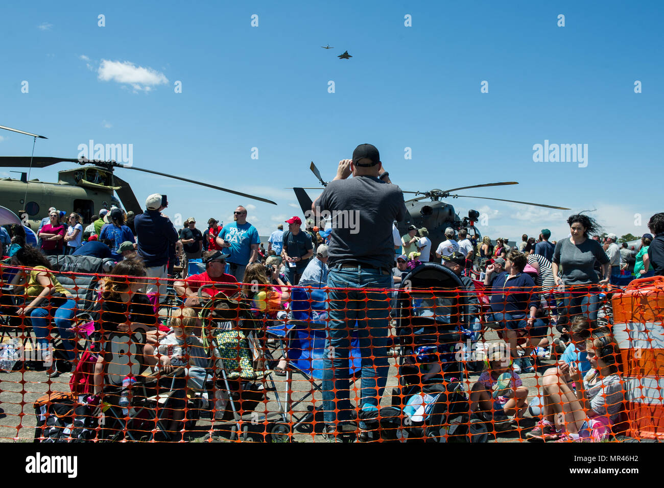 Zuschauer beobachten Sie, wie ein US-Air Force Erbe Flug schwebt über dem South Carolina National Guard Luft und Boden Expo in McEntire Joint National Guard Base, South Carolina, 6. Mai 2017. Diese Expo ist eine kombinierte Waffen Demonstration der Fähigkeiten von South Carolina National Guard Flieger und Soldaten beim sagen Danke für die Unterstützung der Kolleginnen und Kollegen SüdCarolinians und den umliegenden Gemeinden präsentiert. (Foto: U.S. Air National Guard techn. Sgt. Jorge Intriago) Stockfoto