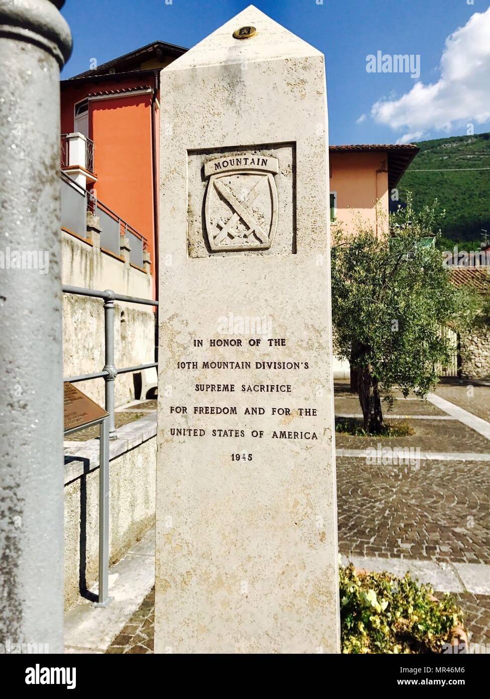 Ein Denkmal Stand am Ende der Oberst Darby 40-Meile/12-Stunden Ranger Straße März fordern in Torbole, Italien, am 30. April. Läufer aus 3-10 General Support Aviation Battalion, 10. Combat Aviation Brigade, 10. Mountain Division (LI), abgeschlossen Ultramarathon-Sieg gegen den bisherigen Streckenrekord um vier Minuten. (US Army photo courtesy 10. Combat Aviation Brigade) Stockfoto