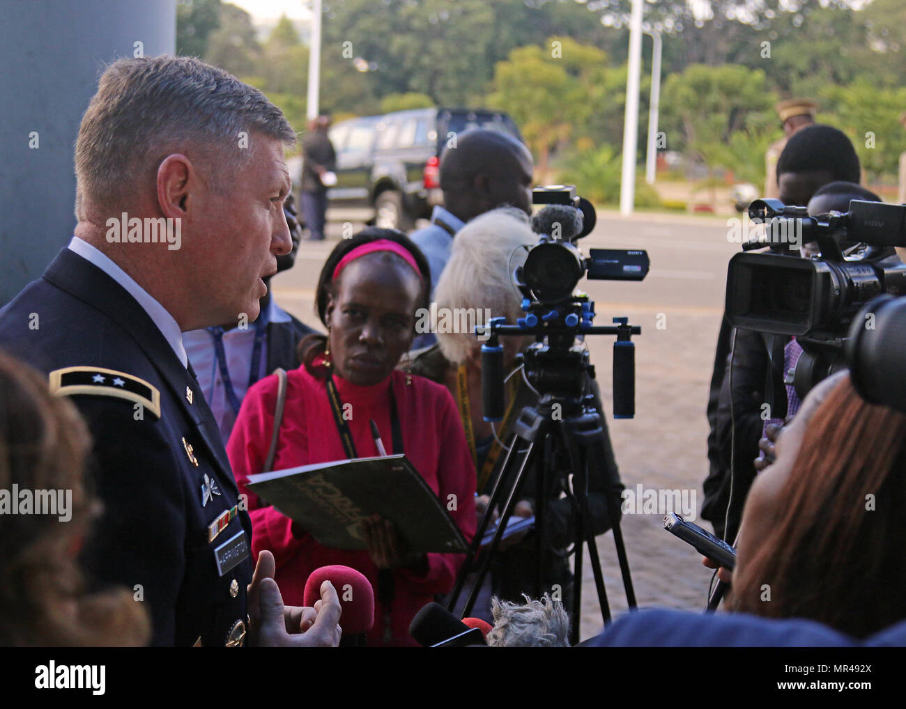 Generalmajor Joseph Harrington, Kommandeur der US-Armee Afrika spricht zu den Medien während ein Presse-Wirrwarr nach afrikanischen Land Forces Gipfel 2017 Eröffnungsfeier in Lilongwe, Malawi, 8. Mai 2017... ALFS wird einem jährlichen einwöchigen Seminar Zusammenführung Land zwingen Häuptlinge aus ganz Afrika für ehrliche Dialog zu diskutieren und kooperative Lösungen für regionale und überregionale Herausforderungen und Bedrohungen zu entwickeln. (Foto: US-Armee Sgt. Paige Behringer) Stockfoto